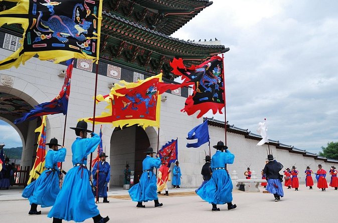 4 Hours Private tour with top attractions in Seoul - Gyeongbokgung Palace in 1 hour: what to prioritize and the Tuesday fix