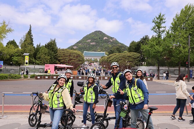 Afternoon E-bike tour and "Happy Hour" food and drinks - Daehanmun Gate and the palace edge: small time, clear meaning