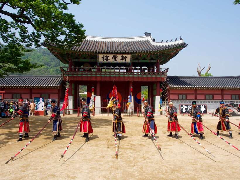 From Seoul: Suwon Hwaseong Fortress Tour - Walking the fortress walls: pacing, shade, and how much you’ll cover