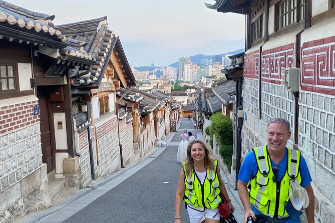 Market Food Tour & Evening E-bike Ride in Seoul - Ikseon-dong Hanok Street: your photo and street-life intermission