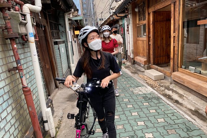 Market Food Tour & Evening E-bike Ride in Seoul - Gwanghwamun Square and the palace gate view