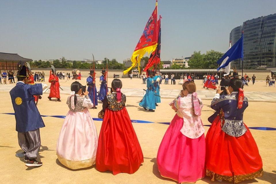 Seoul: Gyeongbok Palace and Bukchon Hanok Walking Tour - Morning Setup: City Hall Station Exit 6 to Gyeongbokgung