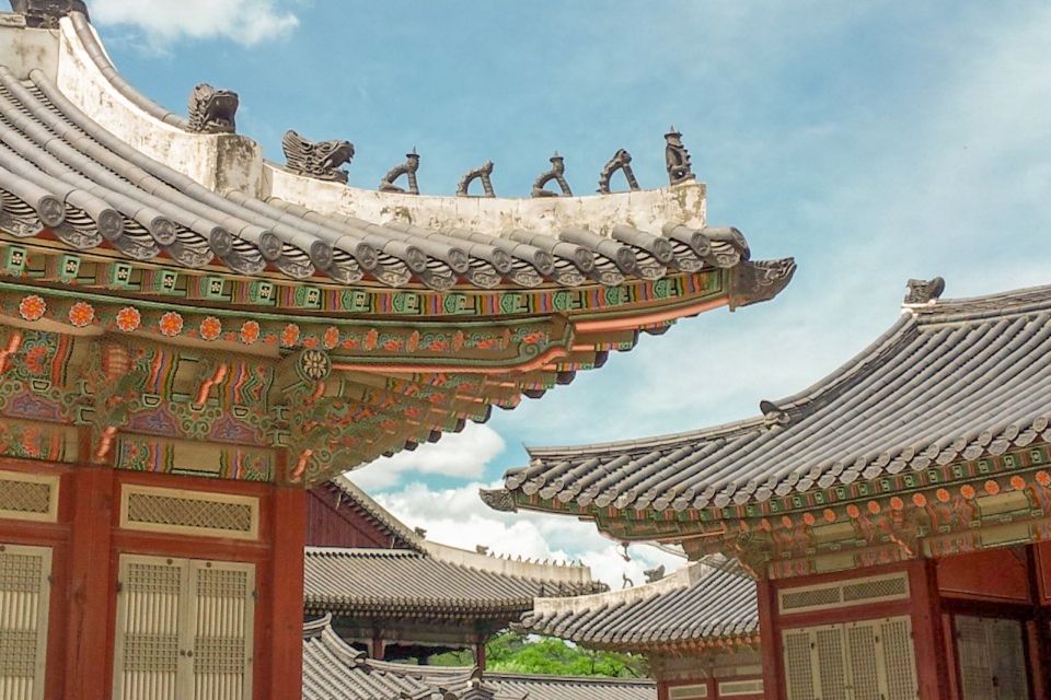 Seoul: Gyeongbok Palace and Bukchon Hanok Walking Tour - Bukchon Hanok Village Through Samcheongdong Alley