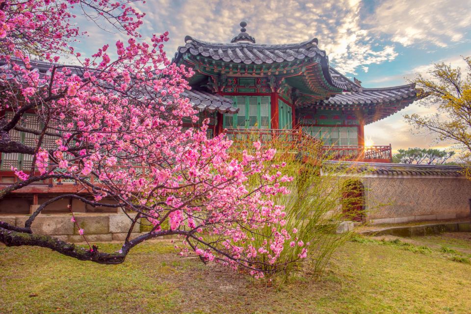 Seoul: Gyeongbok Palace and Bukchon Hanok Walking Tour - Gyeongbokgung Palace and the Royal Guard Changing Ceremony