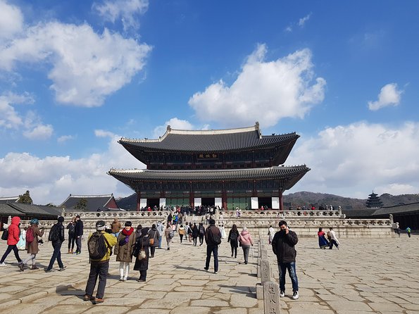 Seoul: Gyeongbok Palace, Bukchon Village, and Gwangjang Tour - Stop 4: Cheongha Korea Ginseng Museum and the shop-time tradeoff