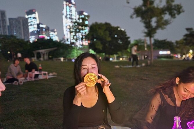 Seoul Han River Night Tour: Picnic, Games & Starlight Cruise - Squid Game–style Korean games: why the host matters
