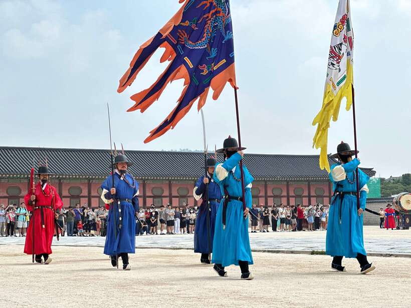 Seoul Highlights: Gyeongbok Palace, Insadong & N Seoul Tower - Gyeongbokgung Palace and the National Folk Museum: how the palace turns into meaning