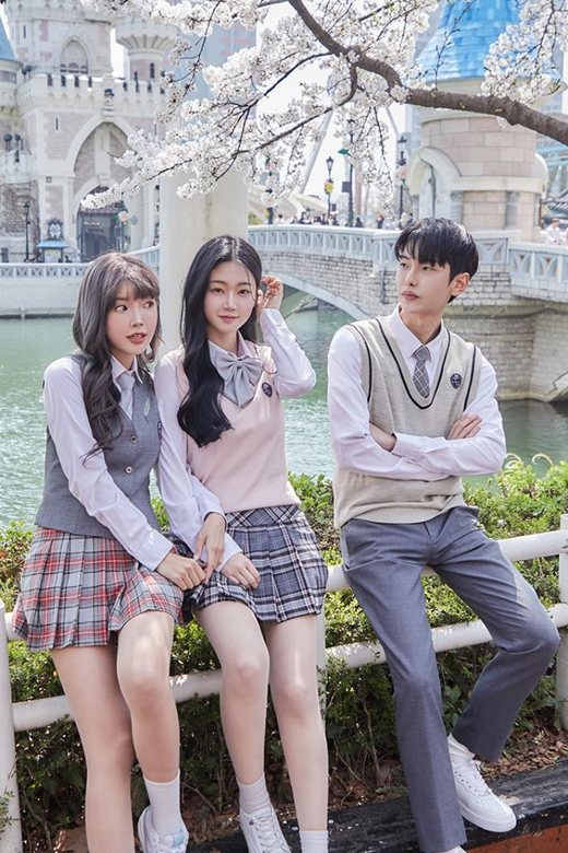Seoul: Lotte World 1 Day Pass & Korean School Uniform Rental - Entering Lotte World with Your QR Admission Link