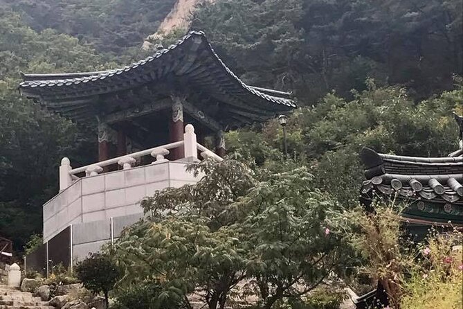 Seoul Mountain Hike: Temples, Folklore & Traditional Meal - Lunch and included drinks: how the mountain restaurant experience works