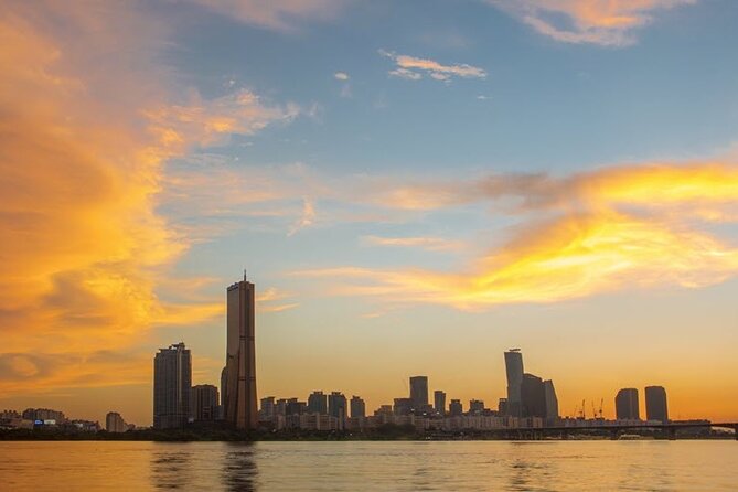 Seoul Night Tour with Han River Cruise and Gyeongbokgung Palace - Insadong for culture shopping and street energy