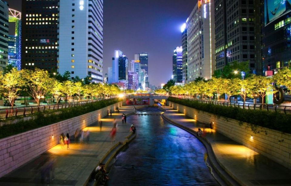 Seoul: Nighttime Tour of Palace, Market, Naksan Park & More - A night tour that actually makes sense in Seoul