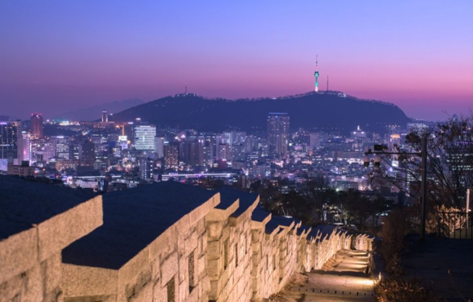 Seoul: Nighttime Tour of Palace, Market, Naksan Park & More - Gwangjang Market: dinner, snacks, and souvenirs with breathing room
