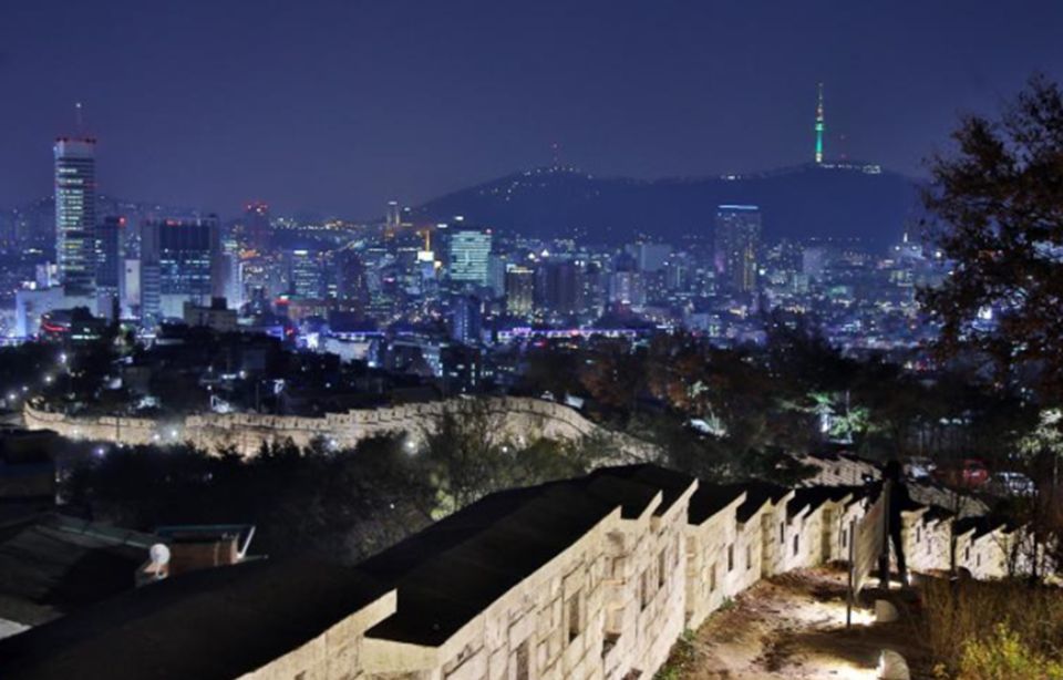 Seoul: Nighttime Tour of Palace, Market, Naksan Park & More - Naksan Park and the wall-area views: skyline time without the headache