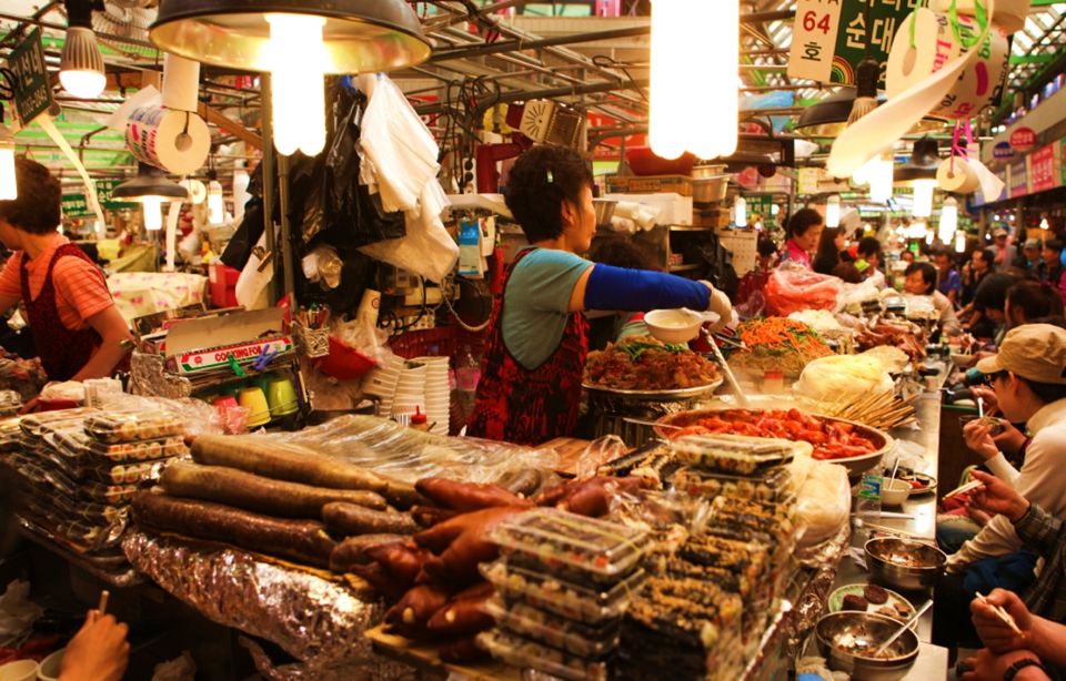 Seoul: Nighttime Tour of Palace, Market, Naksan Park & More - Private pickup vs group meeting points: when one choice helps more