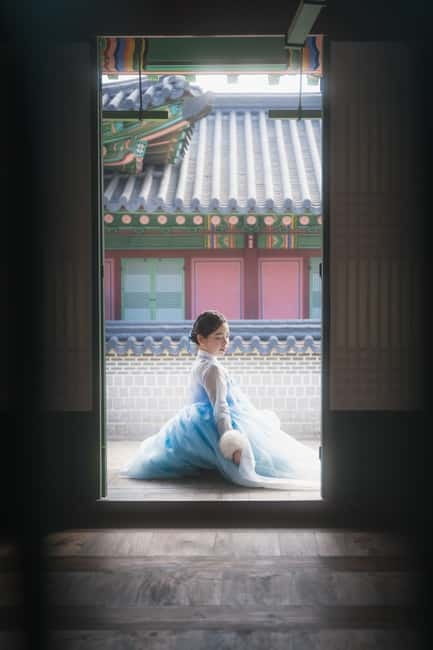 Seoul: Professional Hanbok Photography at Gyeongbok Palace - The palace photoshoot inside: 1 hour of guided portraits