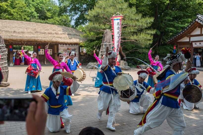 Seoul: Suwon Hwaseong, Folk Village, & Starfield Library - Suwon Hwaseong Fortress: UNESCO walls you can actually walk