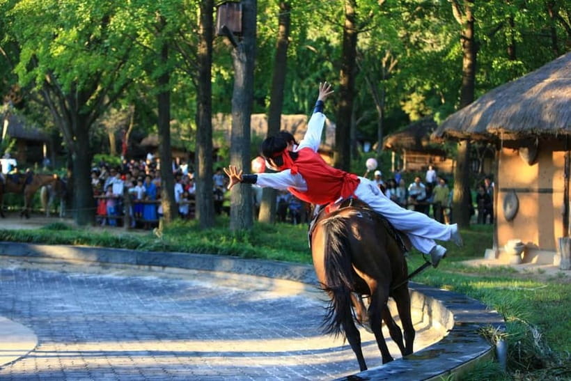 Seoul: Suwon Hwaseong Fortress & Korean Folk Village Tour - Getting There and Back from Central Seoul