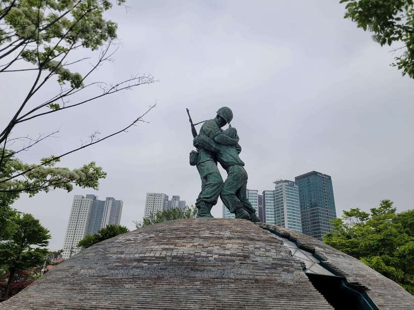 Seoul: War Memorial of Korea Private Guided Museum Tour - Finding the meeting point: the Statue of Brothers, Samgakji exit 12