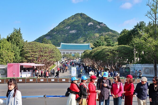 Small-Group Seoul Tour with Gyeongbokgung Palace (hotel pick-up) - Gwanghwamun Gate changing of the guards: the photo moment
