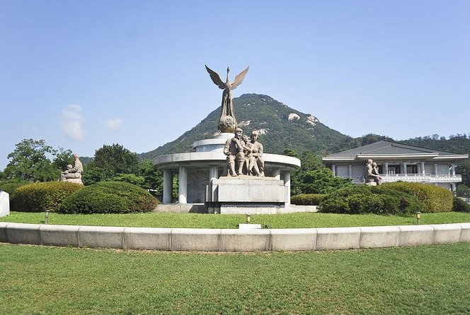 Small-Group Seoul Tour with Gyeongbokgung Palace (hotel pick-up) - Cheongha Korea Ginseng Museum: cultural product plus a sales component