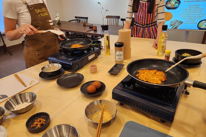 Traditional Korean 6-Dish Cooking Class + Hidden Alley Tour Seoul - The meal format: eat together like it matters